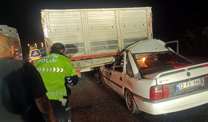 TIR'a çarpan otomobilin sürücüsü öldü, 1 ağır yaralı