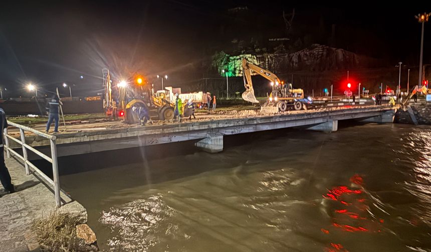 Tokat'ta Çedaş Kavşağı Köprüsü'nün yıkımına başlandı