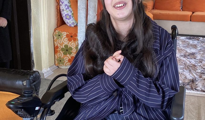 Yıllardır tek sandalyeyi kullanan kardeşler, hediye edilen akülü sandalyeyi de dönüşümlü kullanacak