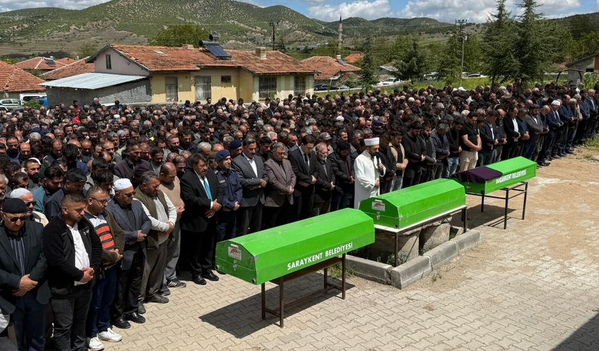 Yozgat'ta kazada ölen 2 öğrenci ile servis şoförü toprağa verildi/Ek fotoğraflar