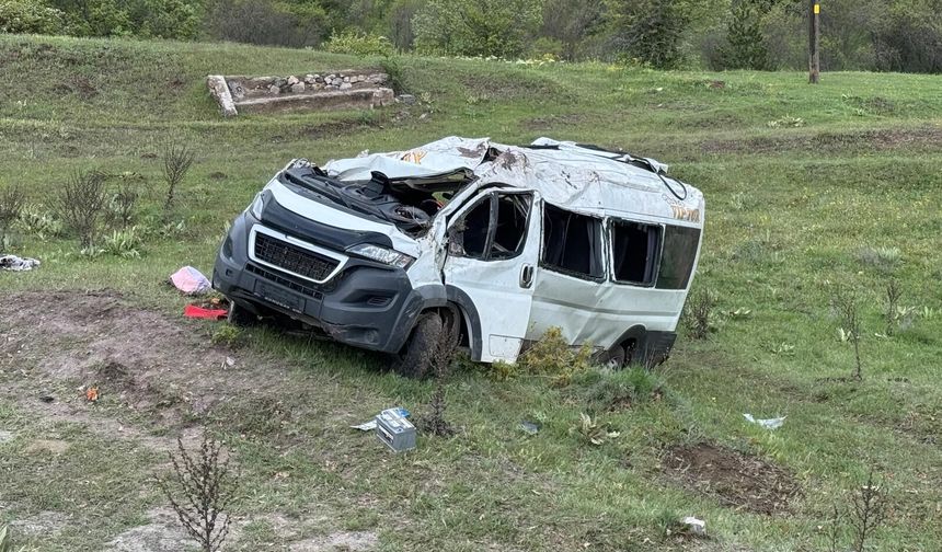 Yozgat'ta öğrenci servis minibüsü devrildi: 3 ölü, 7 yaralı