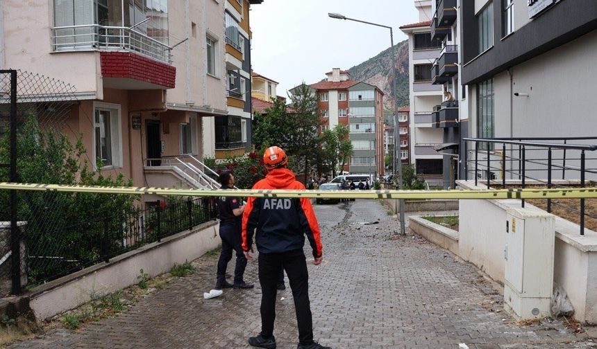 5 katlı apartmanın çatısına yıldırım düştü