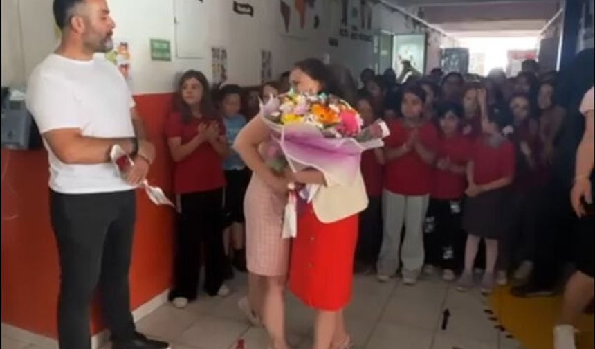 Alkışlarla uğurlanan 41 yıllık öğretmen gözyaşlarını tutamadı
