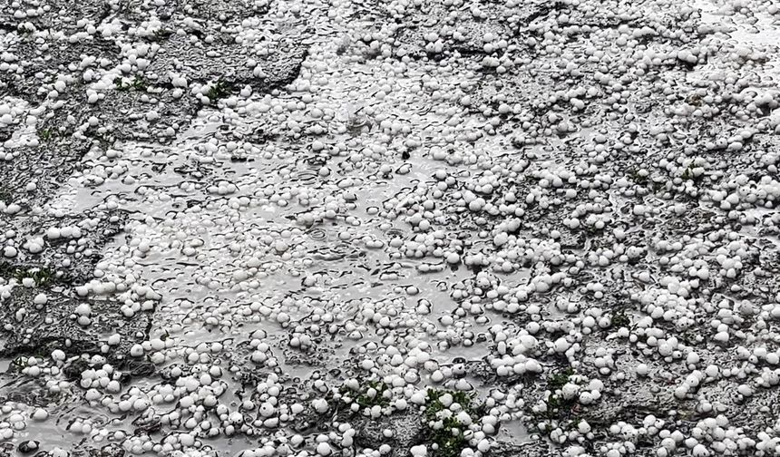 Ardahan'da dolu yağışı kenti beyaza bürüdü