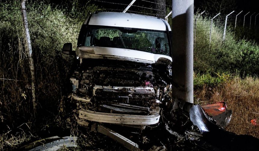 Aydınlatma direğine çarpan otomobilin alkollü sürücüsü yaralandı