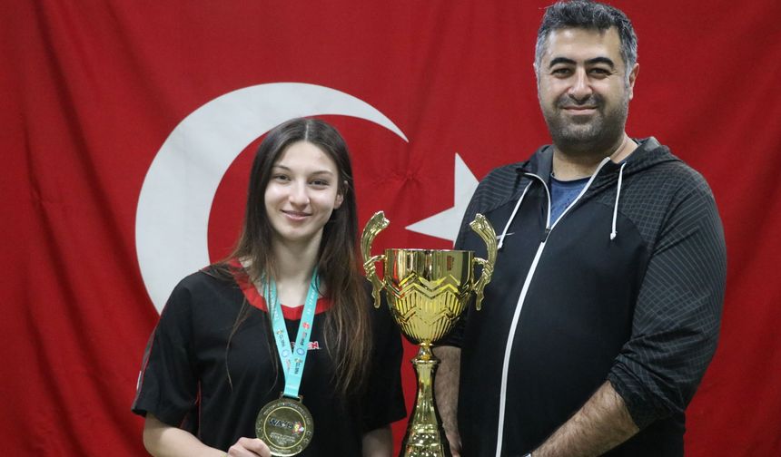 Babasının tavsiyesiyle kick boksa başlayan Olcay İrem, dünya şampiyonu oldu