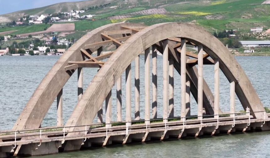 Batman'da bir kısmı su altında kalan tarihi köprü, dronla görüntülendi