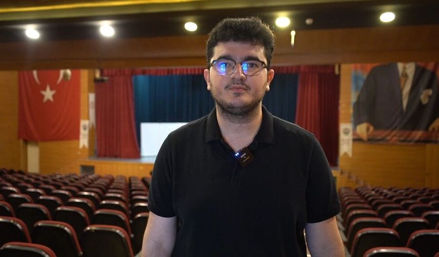 Bilet yerine kitap bağışıyla tiyatro izlediler