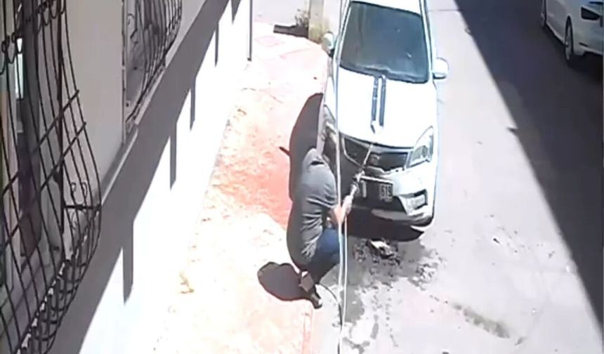 Çocuğun yaktığı karton, otomobili tutuşturdu; o anlar kamerada