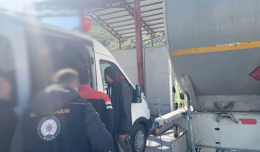 Durdurulan tankerden 30 düzensiz göçmen çıktı