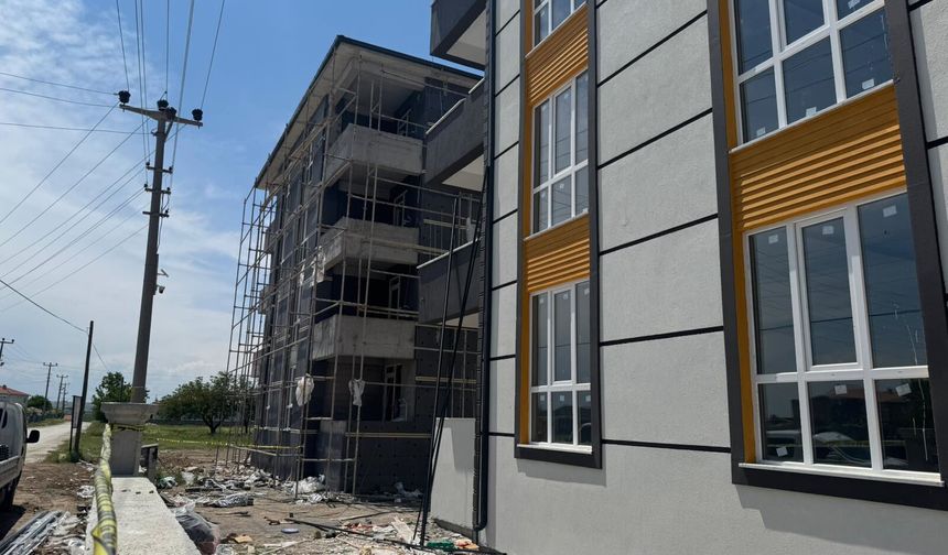 Elektrik akımına kapılan işçi, 4'üncü kattan düştü