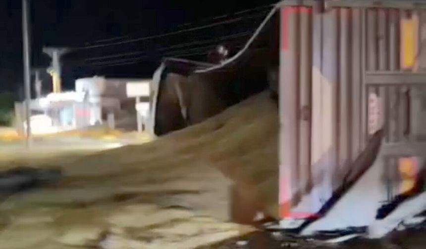 Gaziantep'te TIR devrildi; 17 ton arpa yola saçıldı