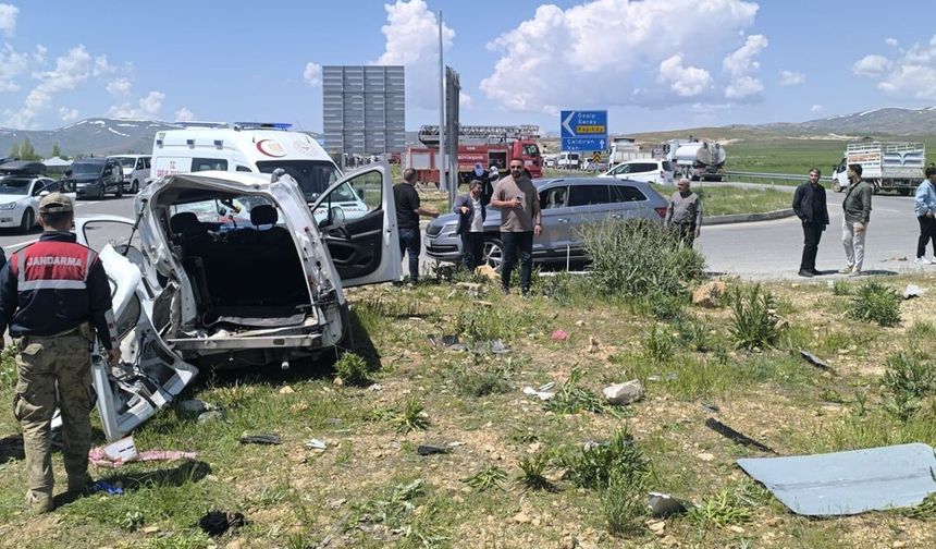 Hafif ticari araç ile kamyonet kafa kafaya çarpıştı; 4 ölü, 2 yaralı / Ek fotoğraflar