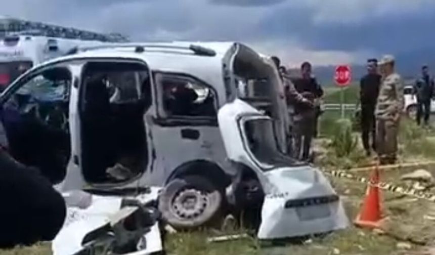 Hafif ticari araç ile kamyonet kafa kafaya çarpıştı; 4 ölü, 2 yaralı