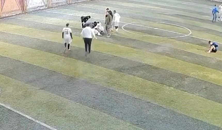 Halı sahada dili boğazına kaçan oyuncuya müdahale kamerada