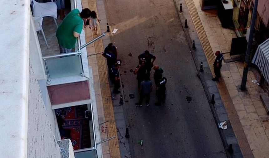 Husumetlilerine benzettiği 2 kişiyi bıçakladı; yoldan geçenler müdahale etti