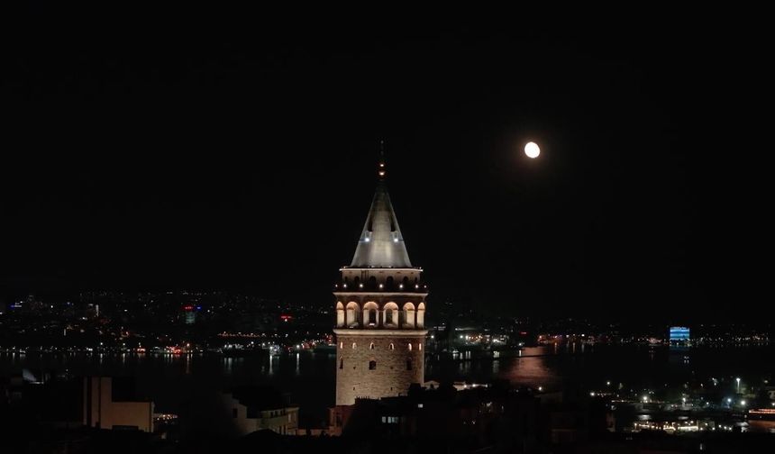 İstanbul'da dolunay seyirlik manzara oluşturdu