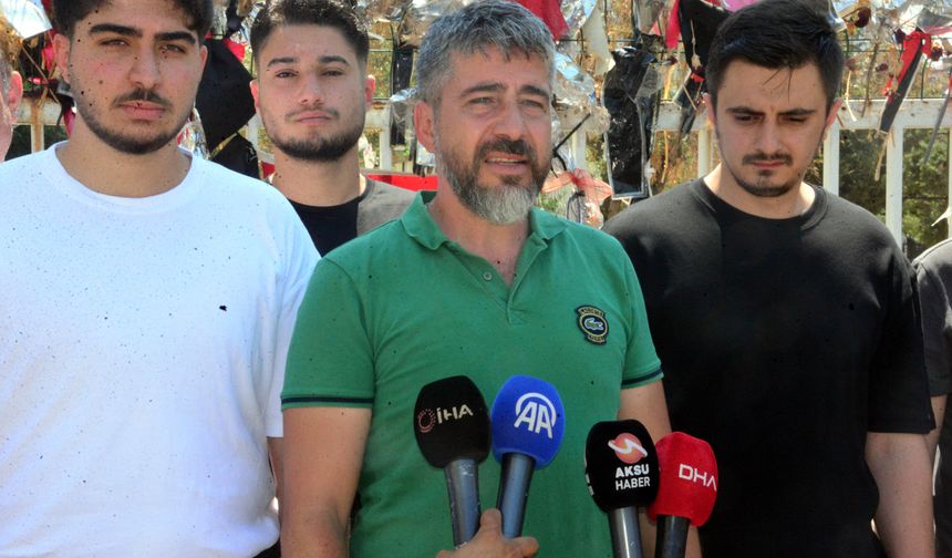 Kahramanmaraş'taki saldırıda hayatını kaybedenlerin aileleri, okul önünde bir araya geldi