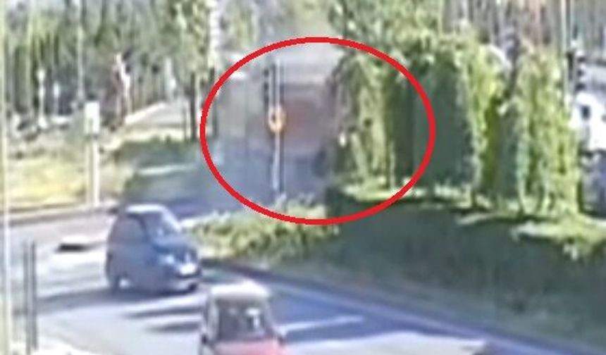 Kamyon ile tramvayın çarpışması kamerada; 5 yaralı