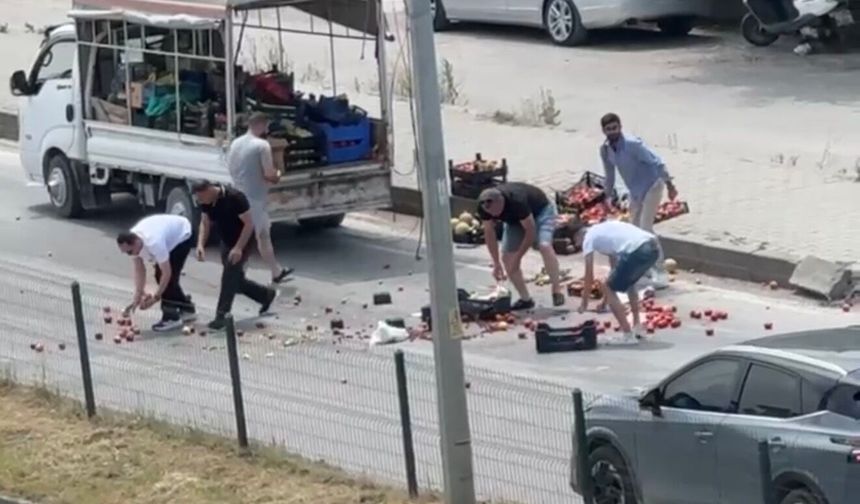 Kamyonetin kasasından yola saçılan meyve ve sebzeler, diğer sürücülerin yardımıyla toplandı