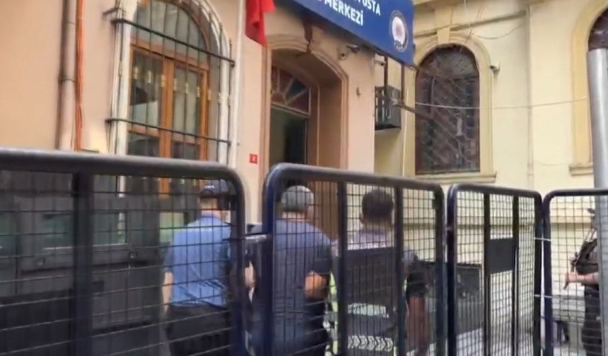Karaköy'de ABD'li yayıncıyı taksimetresiz götüren taksiciye 95 bin lira ceza