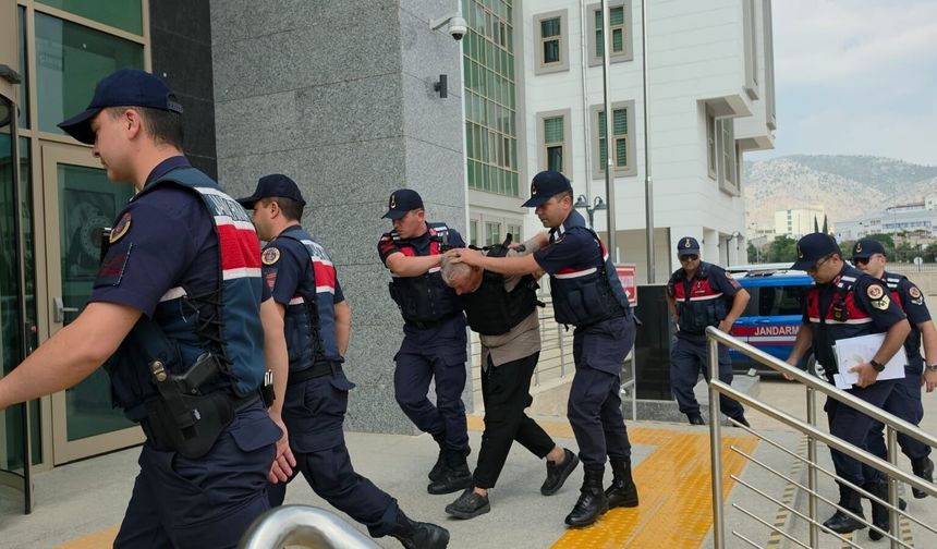'Kız kaçırma' husumetinde baba ve oğlunu öldüren şüpheli adliyede (2)
