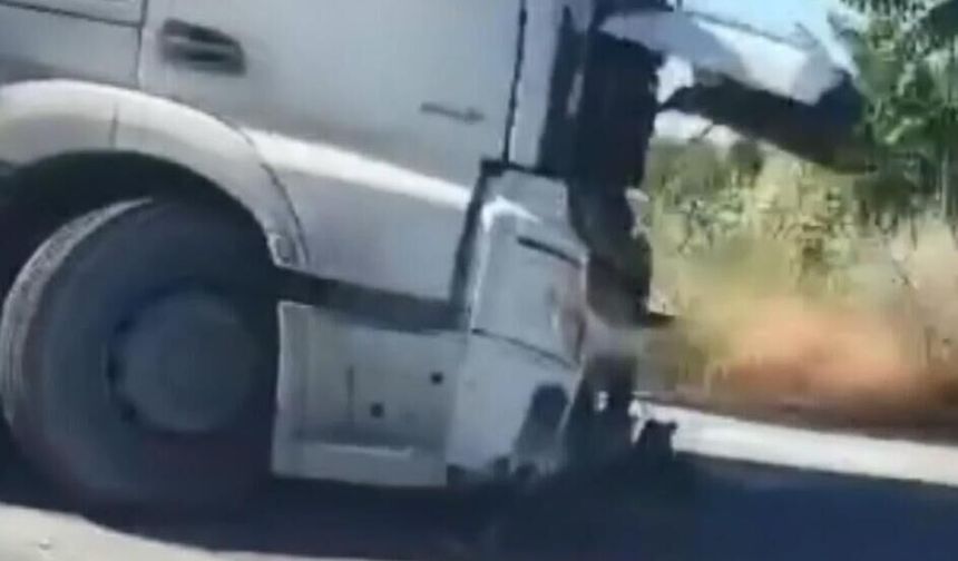 Küçükçekmece'de hafriyat kamyonuyla hafif ticari aracın kafa kafa çarpıştığı kaza kamerada