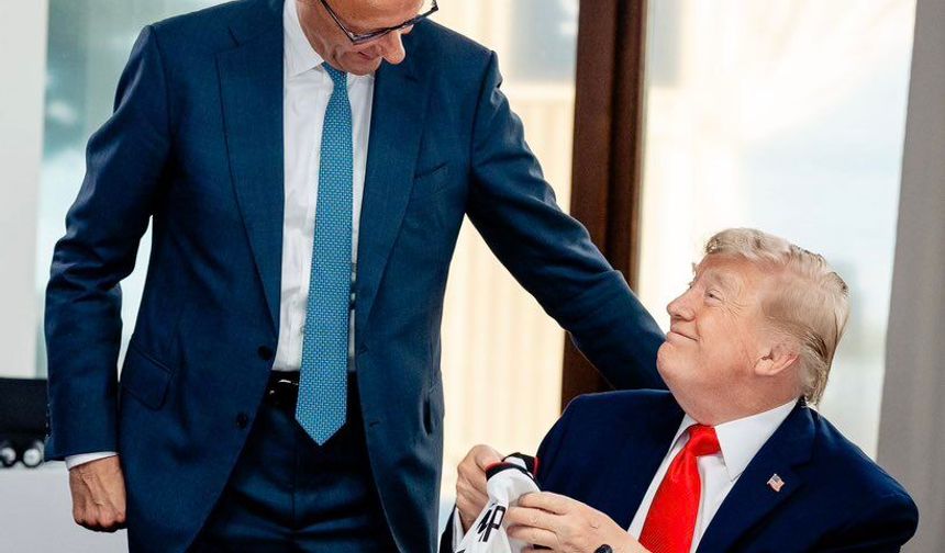 Merz'den Trump'a 80'inci yaş günü hediyesi: Alman milli takım forması takdim etti