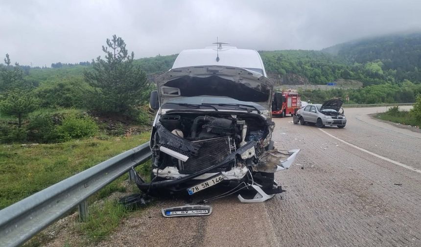Minibüs ile otomobilin çarpıştığı kaza kamerada; 6 yaralı