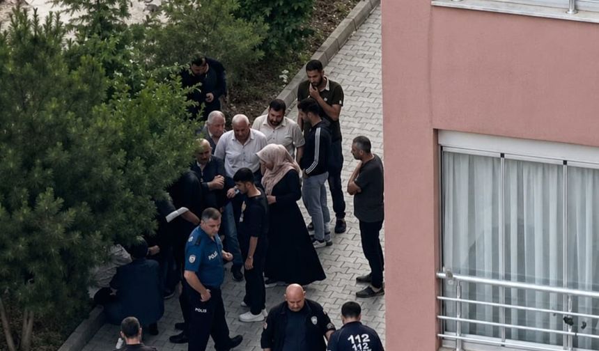 Niğde'de 10'uncu katından düşen genç, hayatını kaybetti.