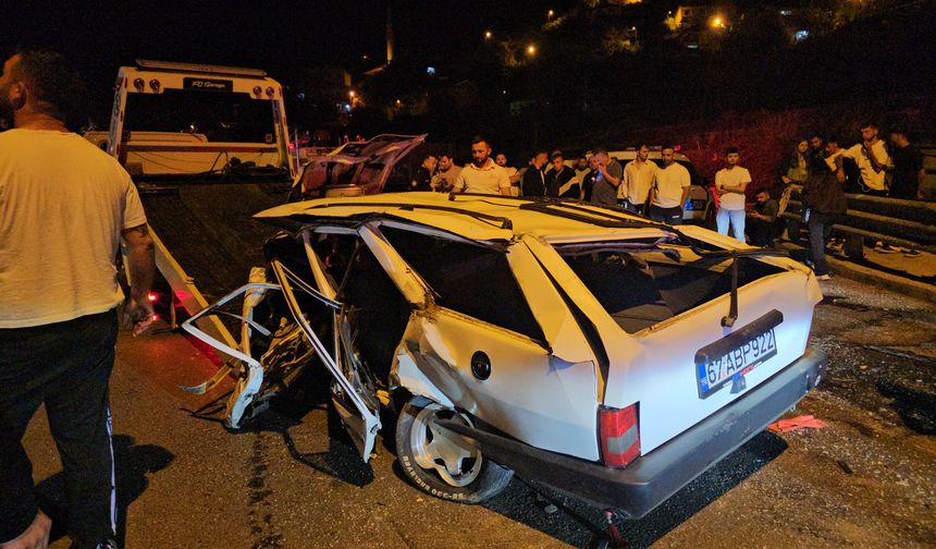 Otomobil, beton bariyere ve otomobile çarpıp takla attı: 1 yaralı