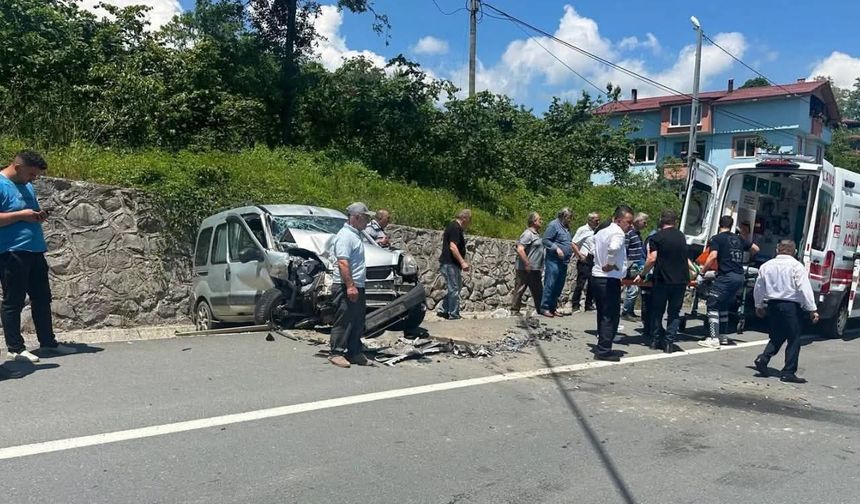 Otomobil karşı şeride geçti; 7 yaralı