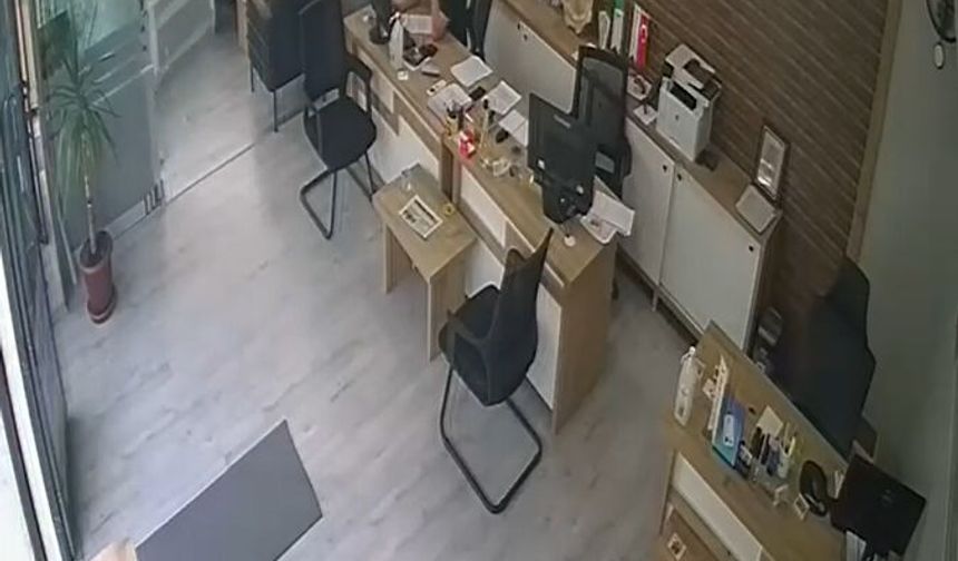 Otomobilin, iş yerinin duvarına çarptığı kaza kamerada