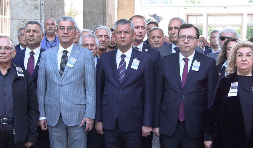 Özgür Özel: Olağanüstü kurultay için imza süreci başlatıldı