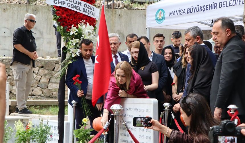 Özgür Özel ve Mansur Yavaş, Ferdi Zeyrek için okutulan Mevlid-i Şerife katıldı