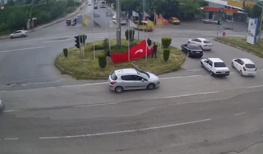 Rüzgarda ipi kopan Türk bayrağını vatandaşlar korudu