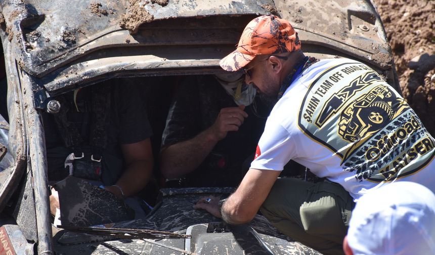 Sivas'ta off-road heyecanı; takla atan araç kepçeyle kurtarıldı