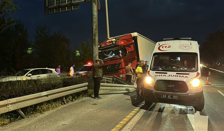Şoförü rahatsızlanan TIR, refüjdeki bariyerlere çarptı