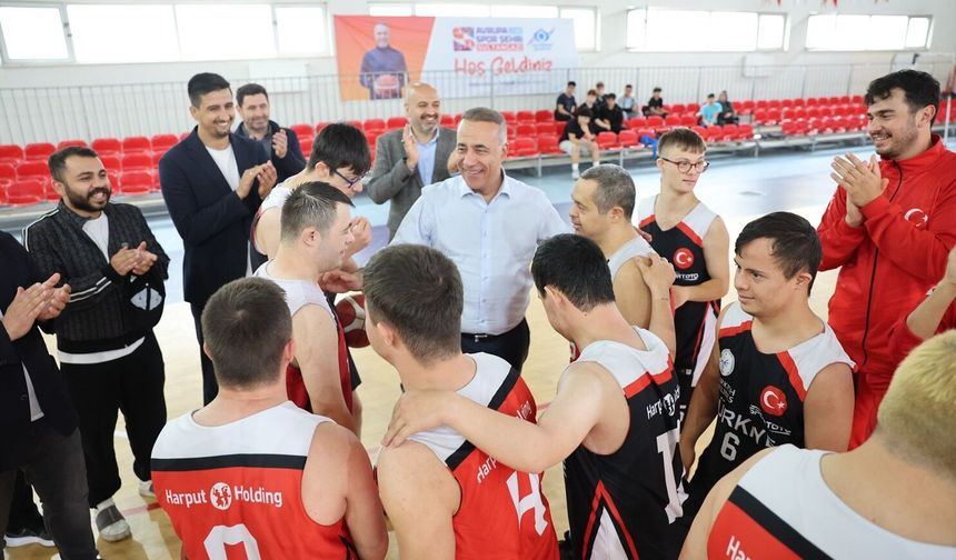 Sultangazi Belediye Başkanı Dursun Down Sendromlular Basketbol Milli Takımı ile bir araya geldi