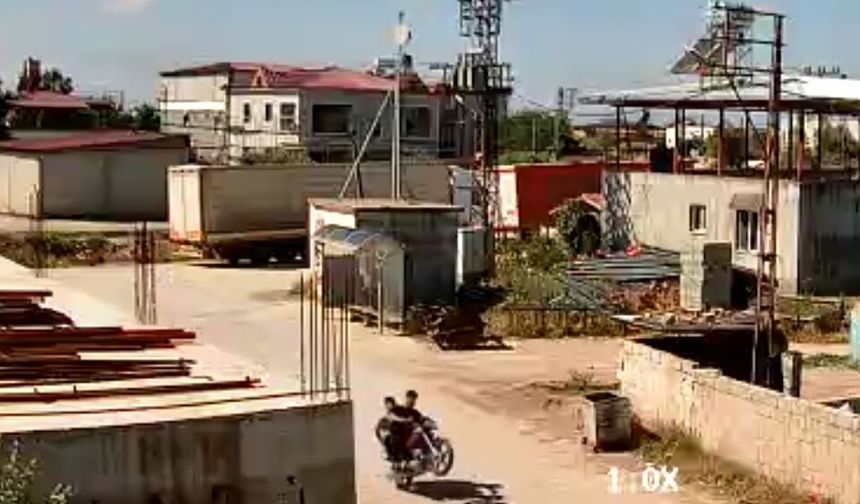 Sürücüsünün ön tekerini kaldırdığı motosiklet duvara çarptı; kaza kamerada