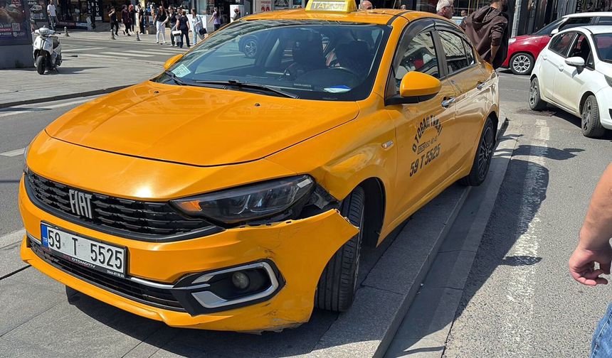 Taksi ile motosikletin çarpıştığı kaza kamerada