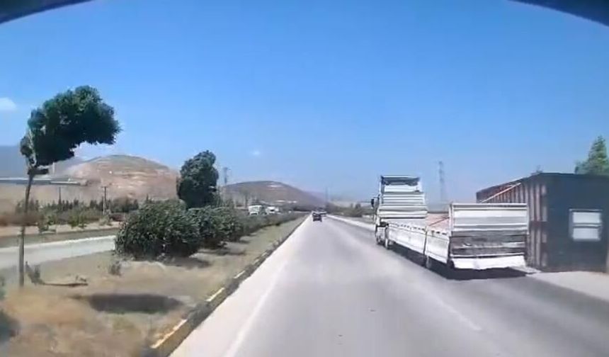 TIR'da yüklü konteyner, fırtınada düştü; o anlar kamerada