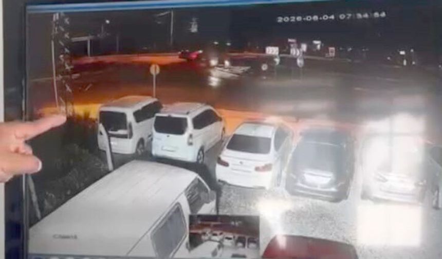 TIR'ın devrilip, 17 ton arpanın yola saçıldığı kaza güvenlik kamerasında