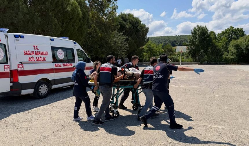 Traktör kazasında yaralanan çiftçi ambulans helikopterle hastaneye sevk edildi