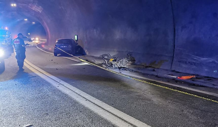 Tünelde otomobil ile motosiklet çarpıştı; 1 ölü, 2 yaralı
