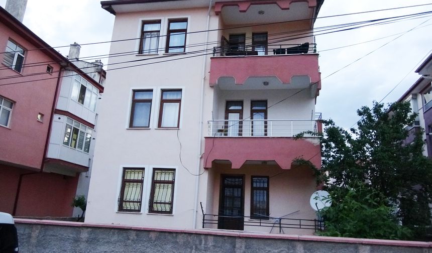 Uzaklaştırma kararı olan koca, çocuklarının gözü önünde eşini boynundan bıçakladı