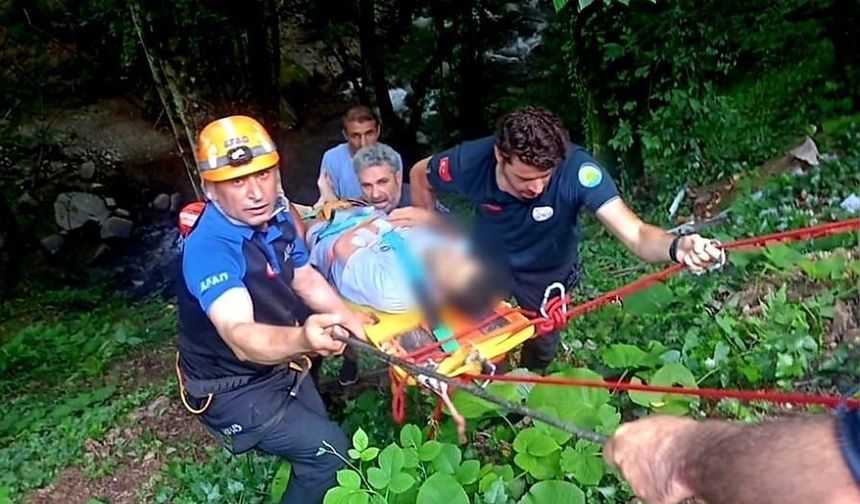 Vadiye düşen motosikletin sürücünü AFAD ekibi kurtardı