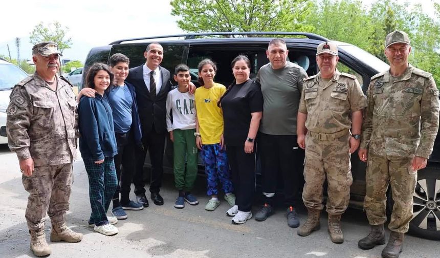 Vali Taşolar, trafik uygulamasında tanıştığı dördüzlerle sohbet etti