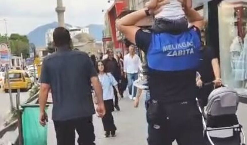 Zabıta memuru, kayıp çocuğu omzunda taşıyarak ailesine teslim etti