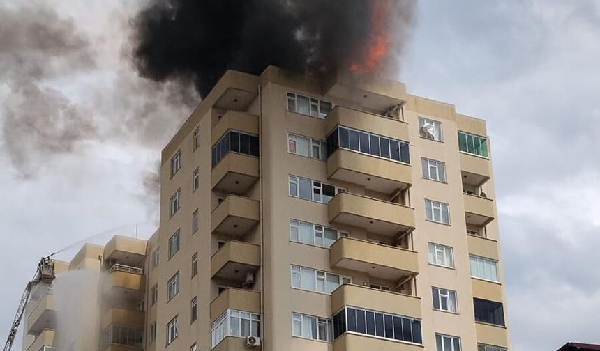 15 katlı binanın çatısı yandı